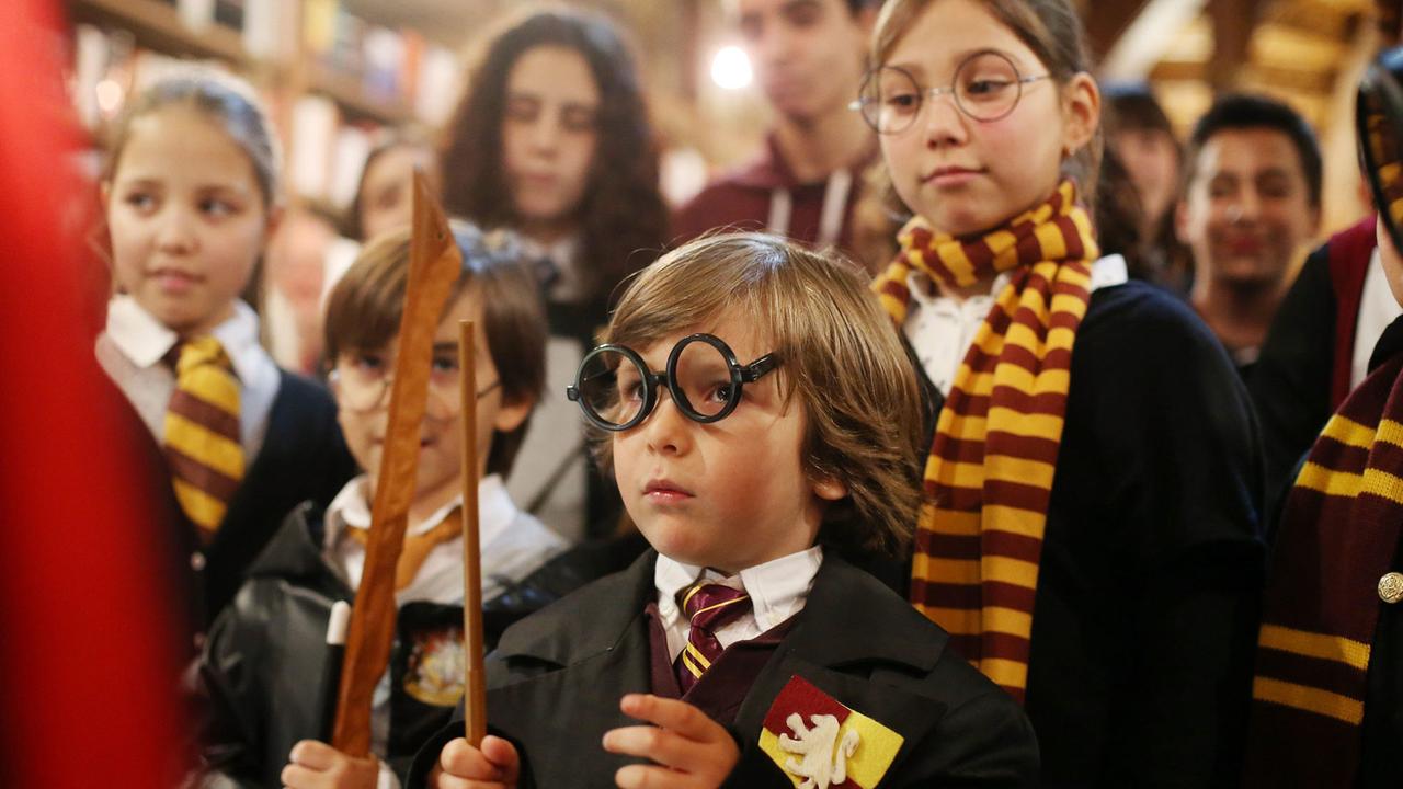 Kinder bei einer Harry Potter-Buch-Nacht im portugiesischen Porto. Kinder bei einer Harry Potter-Buch-Nacht im portugiesischen Porto.