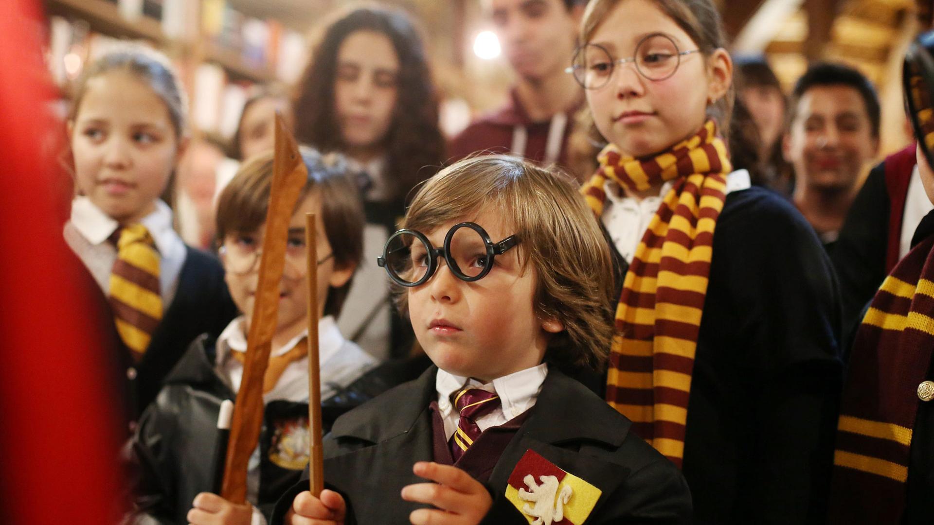 Kinder bei einer Harry Potter-Buch-Nacht im portugiesischen Porto. Kinder bei einer Harry Potter-Buch-Nacht im portugiesischen Porto.