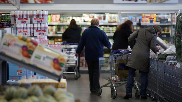 Kunden gehen am 13.03.2015 in Velbert (Nordrhein-Westfalen) durch einen Supermarkt von Aldi (Nord).
