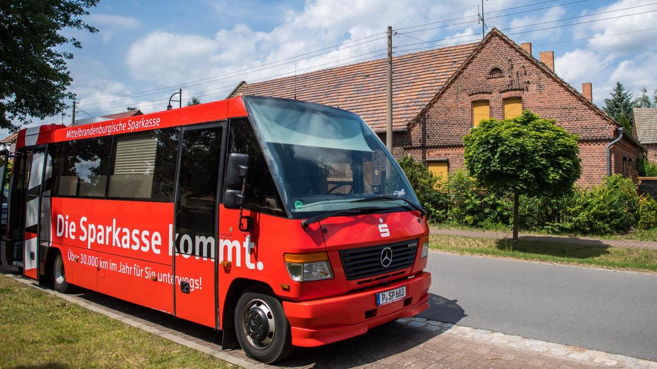 Der Sparkassenbuss der Mittelbrandenburgischen Sparkasse steht am 06.07.2017 in der Dorfstraße in Bornsdorf (Brandenburg). Foto: Patrick Pleul/dpa-Zentralbild/ZB | Verwendung weltweit Der Sparkassenbuss der Mittelbrandenburgischen Sparkasse steht am 06.07.2017 in der Dorfstraße in Bornsdorf (Brandenburg). Foto: Patrick Pleul/dpa-Zentralbild/ZB | Verwendung weltweit