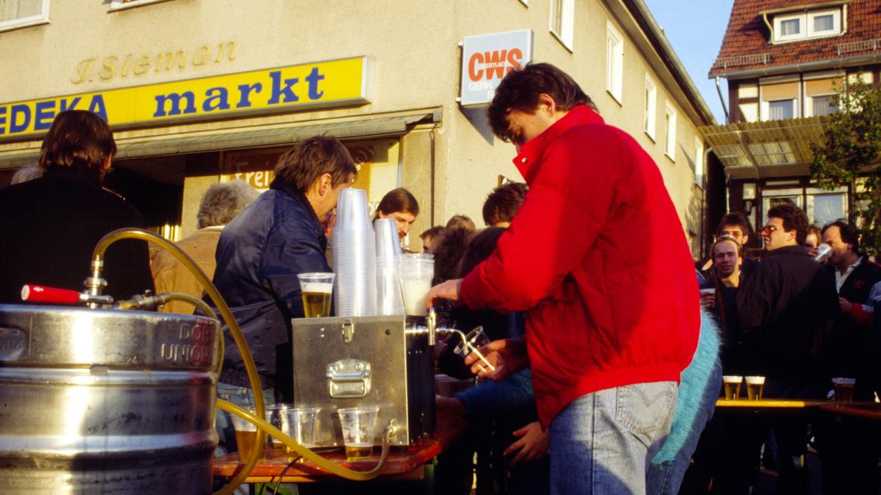 Auf einer Dorfstraße wird Bier ausgeschenkt. Auf einer Dorfstraße wird Bier ausgeschenkt.