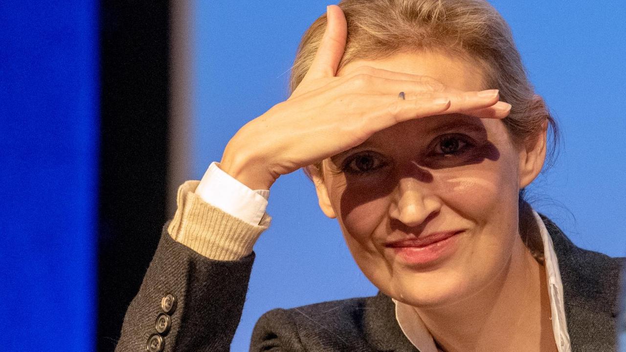 Die Fraktionsvorsitzende der AfD im Bundestag, Alice Weidel, hält in der Oberschwabenhalle die Hand über die Augen. Die Fraktionsvorsitzende der AfD im Bundestag, Alice Weidel, hält in der Oberschwabenhalle die Hand über die Augen.