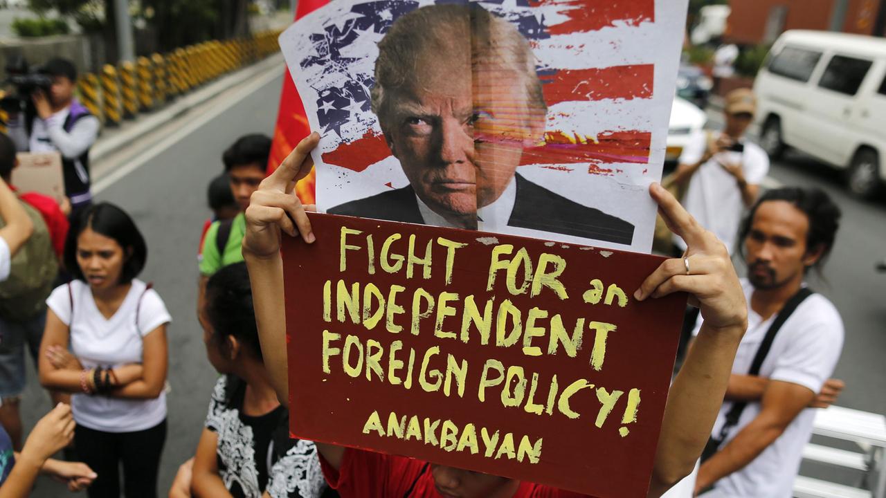 Demonstration vor der US-Botschaft in Manila, Philippinen, gegen die Wahl von Donald Trump zum US-Präsidenten. Demonstration vor der US-Botschaft in Manila, Philippinen, gegen die Wahl von Donald Trump zum US-Präsidenten.