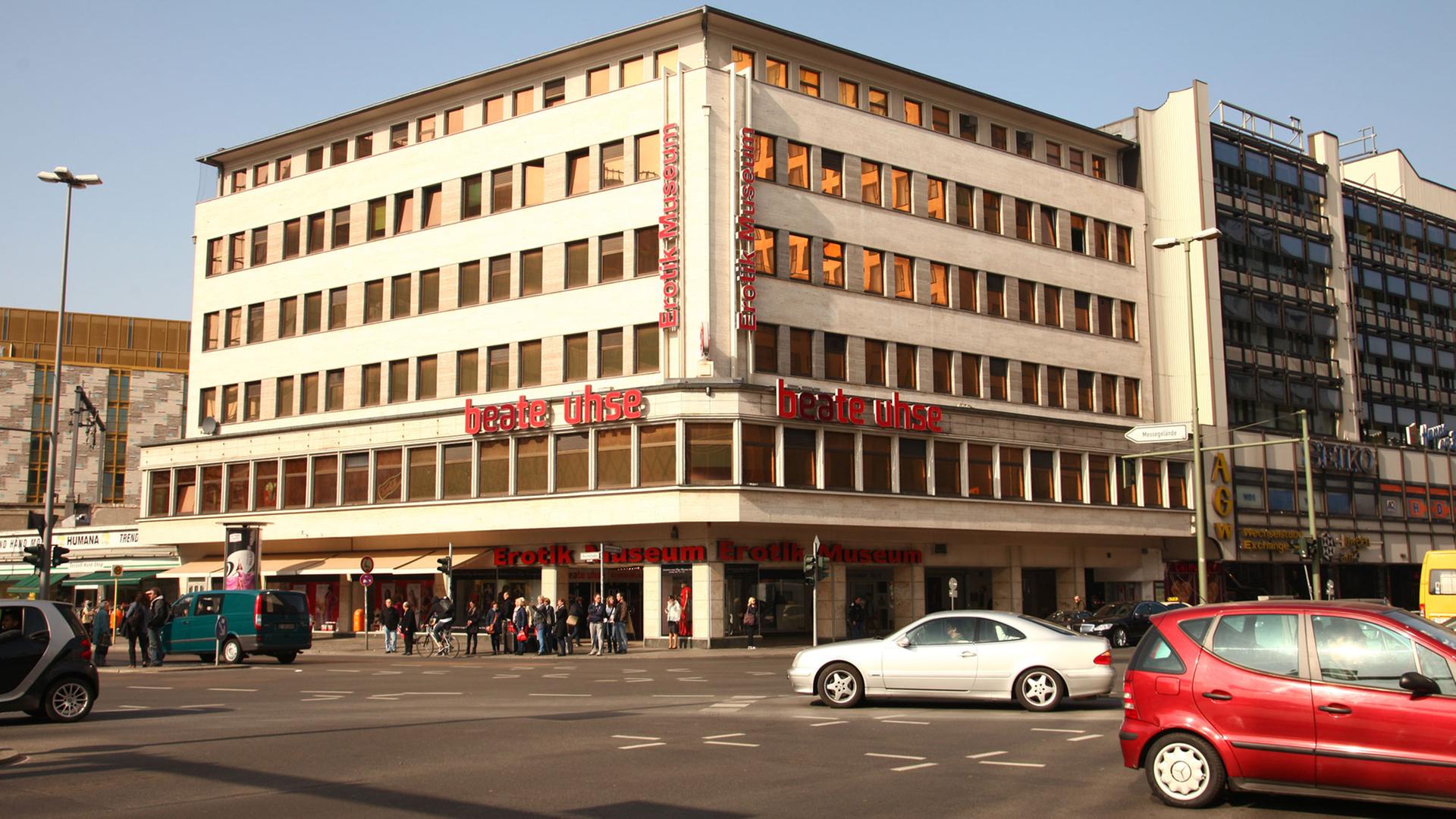 Vor dem sogenannten "Aschingerhaus", das das Sex-Museum von Beate Uhse beherbert, fahren Autos über die Kreuzung von Kantstraße und Joachimstaler Straße in der City West in Berlin, nahe dem Bahnhof Zoo, am 14.03.2014. Das Gebäude ist an einen US-Investor verkauft worden und soll abgerissen werden. Vor dem sogenannten "Aschingerhaus", das das Sex-Museum von Beate Uhse beherbert, fahren Autos über die Kreuzung von Kantstraße und Joachimstaler Straße in der City West in Berlin, nahe dem Bahnhof Zoo, am 14.03.2014. Das Gebäude ist an einen US-Investor verkauft worden und soll abgerissen werden.