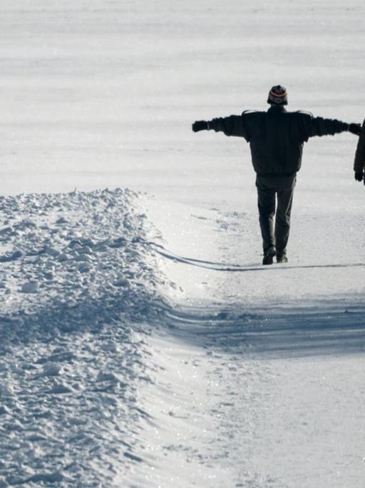 Spaziergänger gehen in der Nähe des Breitenstein im Schnee.