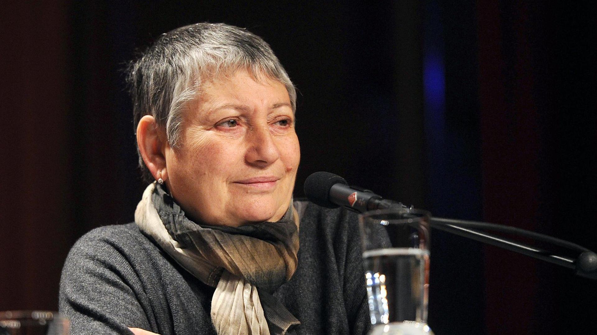 Die russische Schriftstellerin und Kremlkritikerin Ljudmila Ulitzkaja sitzt am 11.03.2013 in Köln (Nordrhein-Westfalen) bei einer Lesung ihres Buches "Das grüne Zelt" im Rahmen des Literaturfestivals Lit.Cologne auf der Bühne. Die russische Schriftstellerin und Kremlkritikerin Ljudmila Ulitzkaja sitzt am 11.03.2013 in Köln (Nordrhein-Westfalen) bei einer Lesung ihres Buches "Das grüne Zelt" im Rahmen des Literaturfestivals Lit.Cologne auf der Bühne.