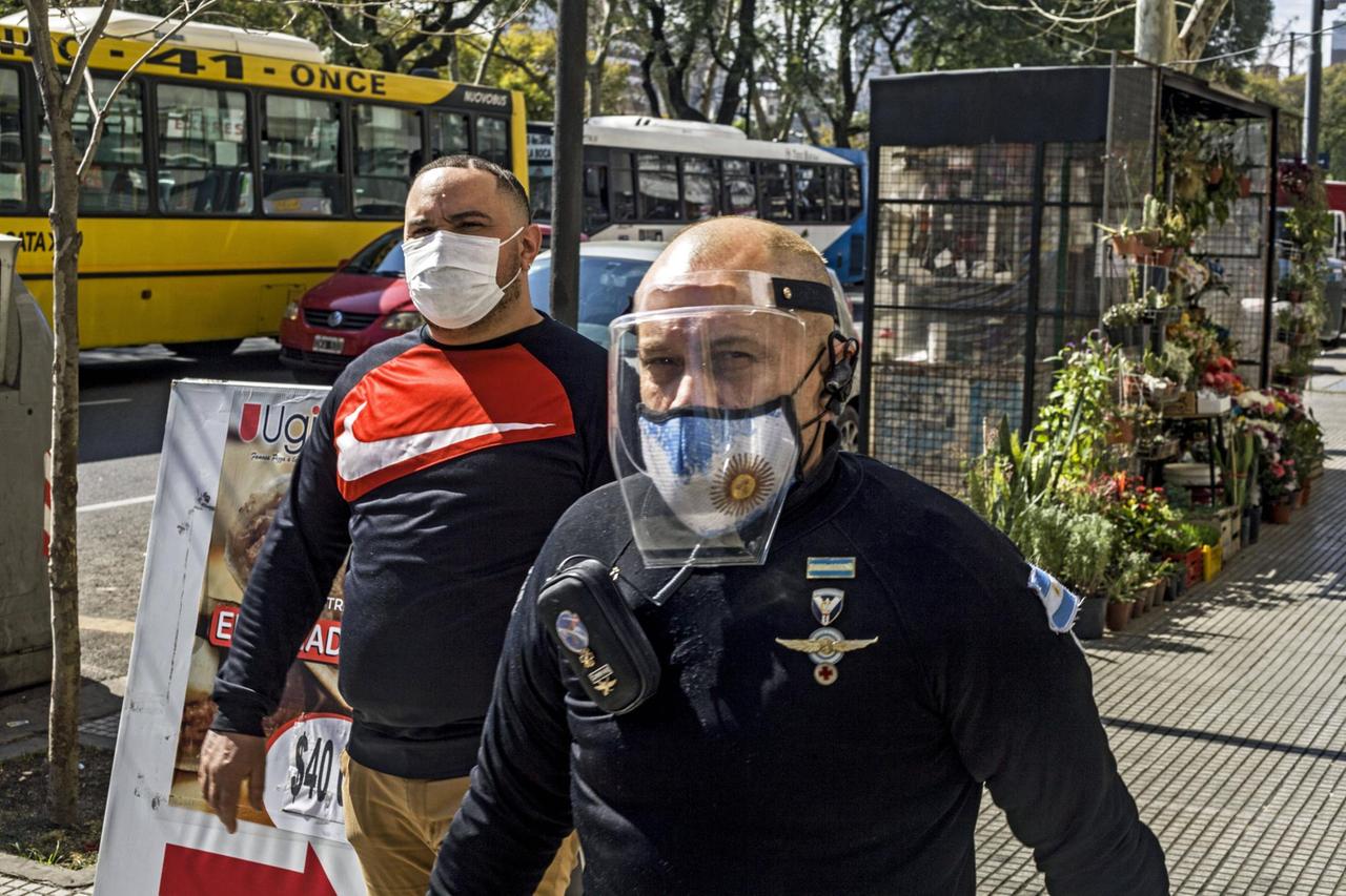 Ein Polizist mit Maske läuft durch Buenos Aires, Argentinien. Ein Polizist mit Maske läuft durch Buenos Aires, Argentinien.