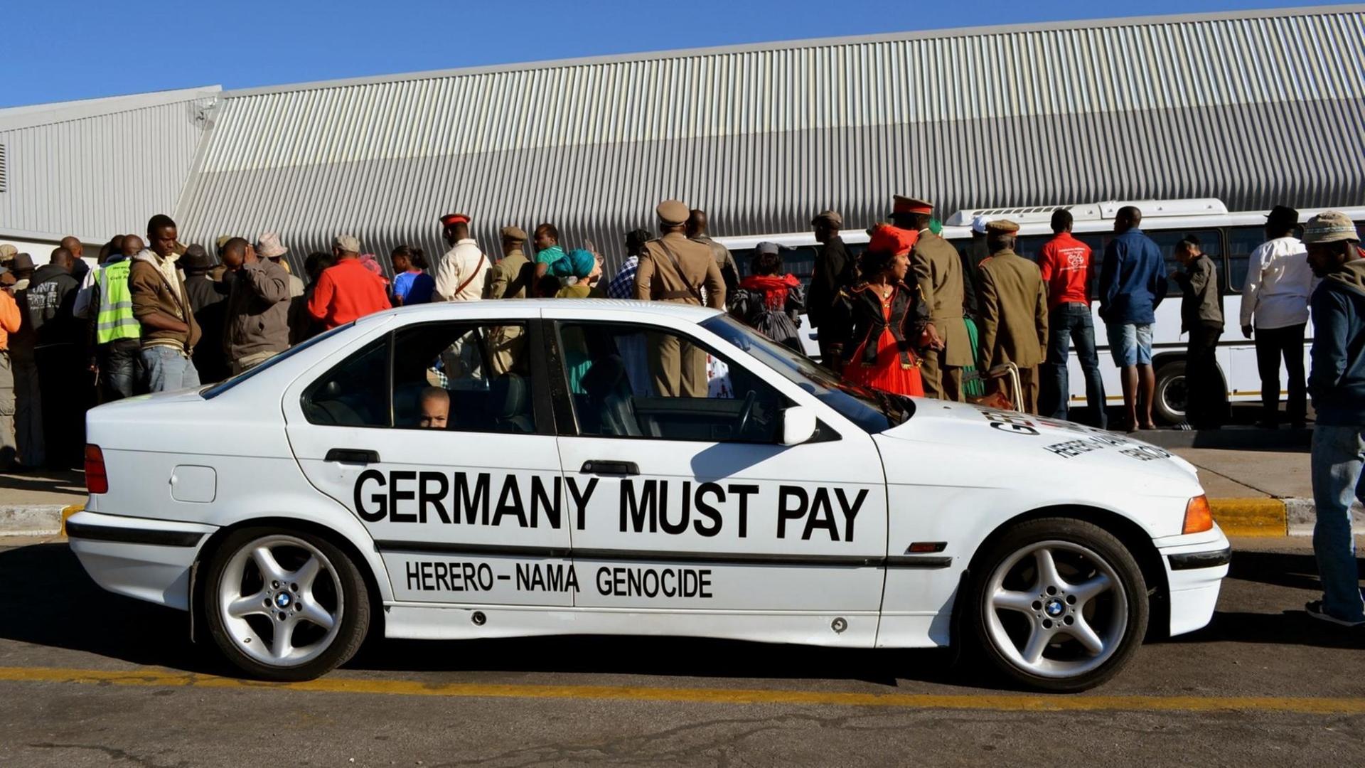 "Deutschland muss bezahlen": Forderung auf einem Auto in Windhuk, Namibia. "Deutschland muss bezahlen": Forderung auf einem Auto in Windhuk, Namibia.