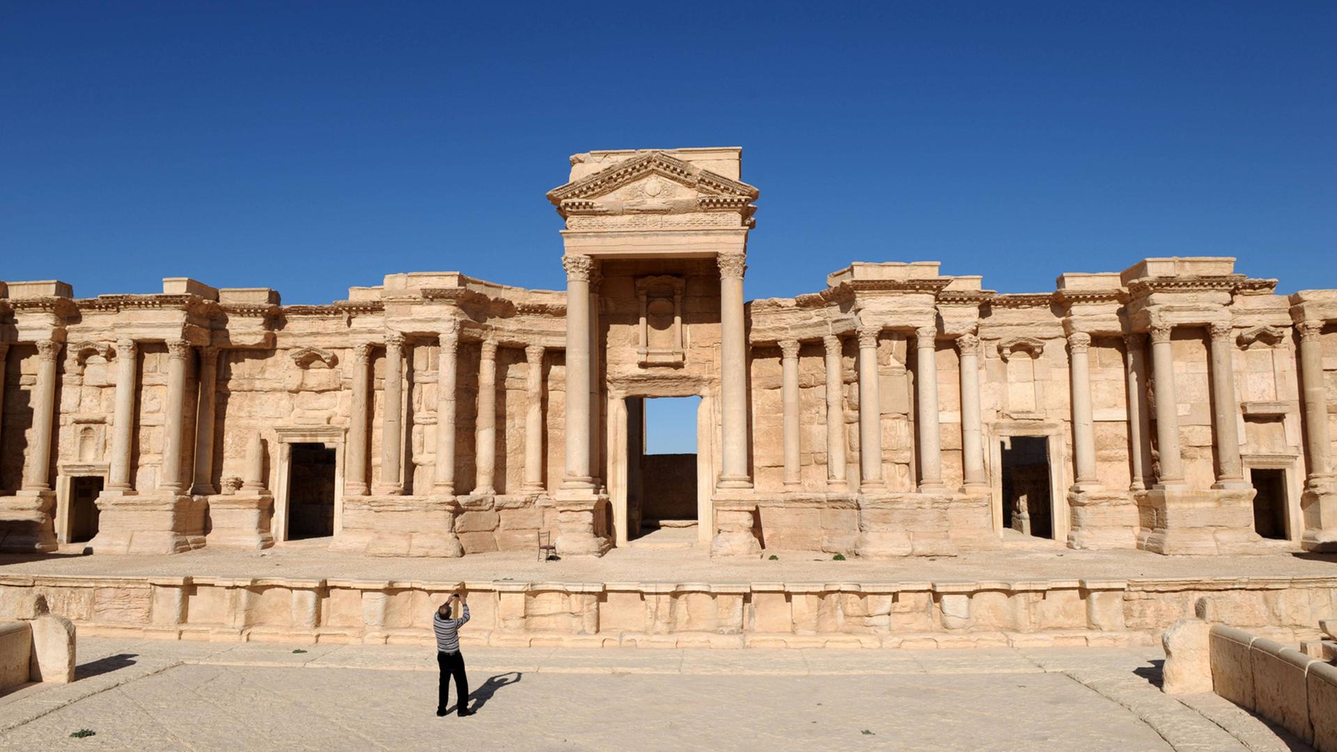 Ein Tourist steht im November 2011 vor Ruinen in der antiken Stadt Palmyra in Syrien, die einst ein Handelszentrum zwischen Ost und West war Die Ruinen des UNESCO-Weltkulturerbes erstrecken sich über sechs Quadratkilometer. Ein Tourist steht im November 2011 vor Ruinen in der antiken Stadt Palmyra in Syrien, die einst ein Handelszentrum zwischen Ost und West war Die Ruinen des UNESCO-Weltkulturerbes erstrecken sich über sechs Quadratkilometer.