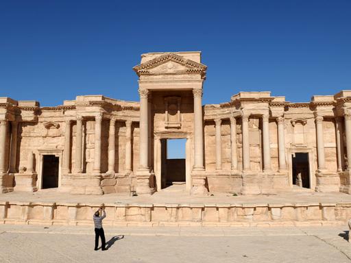 Ein Tourist steht im November 2011 vor Ruinen in der antiken Stadt Palmyra in Syrien, die einst ein Handelszentrum zwischen Ost und West war Die Ruinen des UNESCO-Weltkulturerbes erstrecken sich über sechs Quadratkilometer.