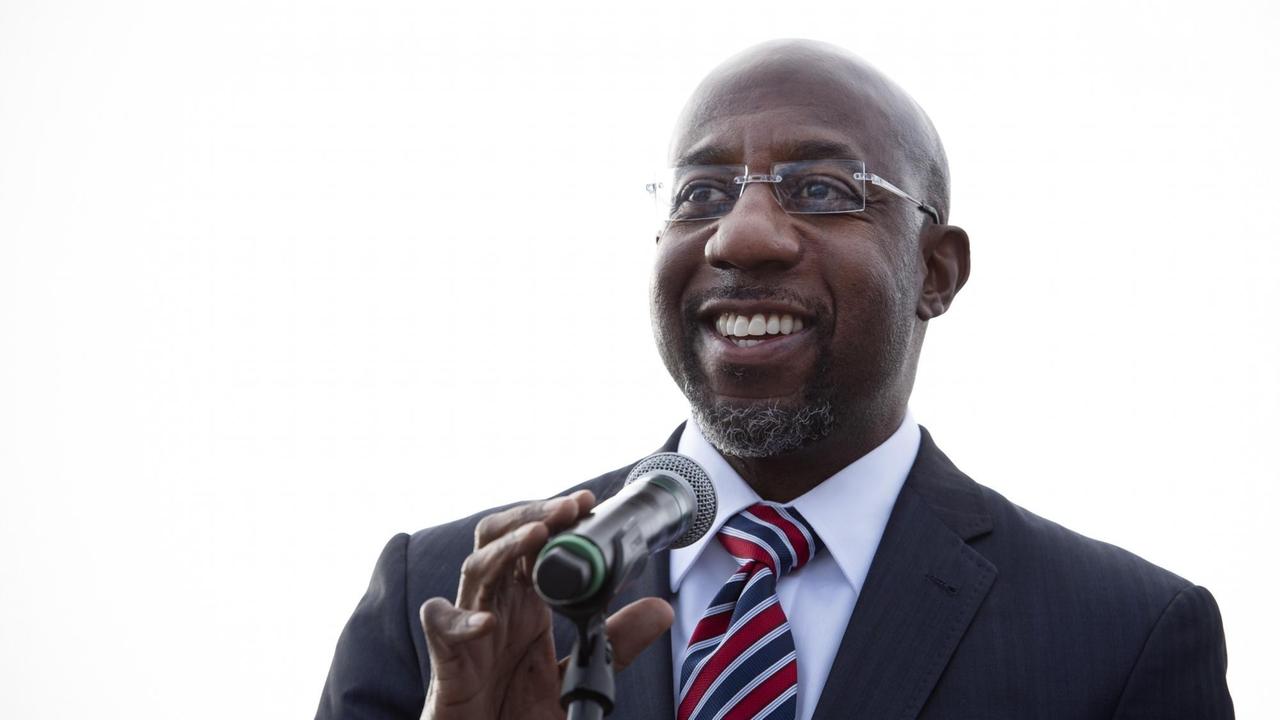 Der Pastor Raphael Warnock bei einer Drive-in-Kundgebung östlich von Atlanta. Er bewirbt sich für die Demokraten um einen Sitz als Senator in Georgia Der Pastor Raphael Warnock bei einer Drive-in-Kundgebung östlich von Atlanta. Er bewirbt sich für die Demokraten um einen Sitz als Senator in Georgia