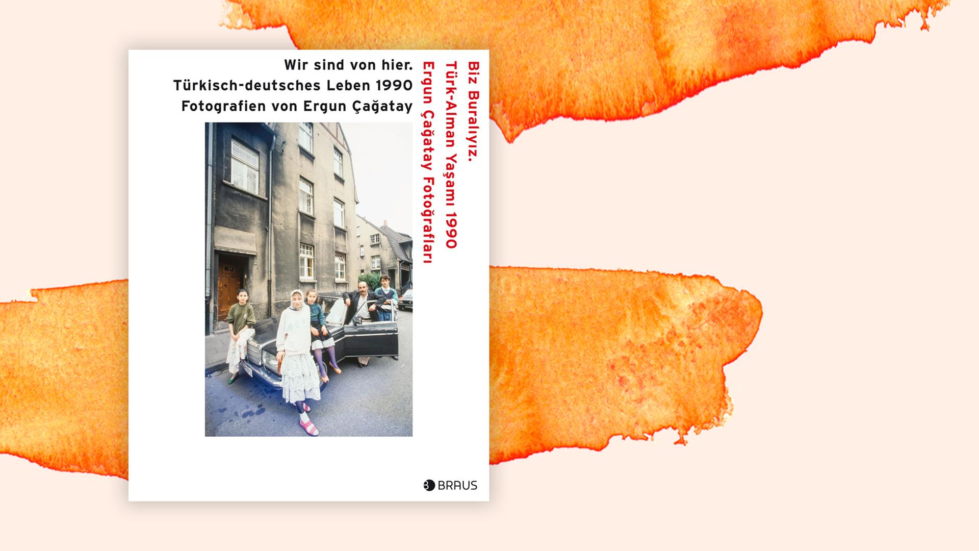 Das Buchcover "Wir sind von hier" von Peter Stepan (Herausgeber) ist vor einem grafischen Hintergrund zu sehen. Das Buchcover "Wir sind von hier" von Peter Stepan (Herausgeber) ist vor einem grafischen Hintergrund zu sehen.