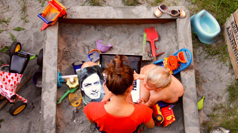 Mutter, Kind und Laptop im Sandkasten Mutter, Kind und Laptop im Sandkasten