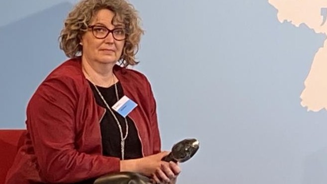 Gitta Schwarz (l.) auf einem Hearing der Aufarbeitungskommission der Bundesregierung im Jahr 2020: Als Teenager war sie selbst von sexualisierter Gewalt im Sport betroffen - heute setzt sie sich für Aufarbeitung und Prävention ein. Gitta Schwarz (l.) auf einem Hearing der Aufarbeitungskommission der Bundesregierung im Jahr 2020: Als Teenager war sie selbst von sexualisierter Gewalt im Sport betroffen - heute setzt sie sich für Aufarbeitung und Prävention ein.