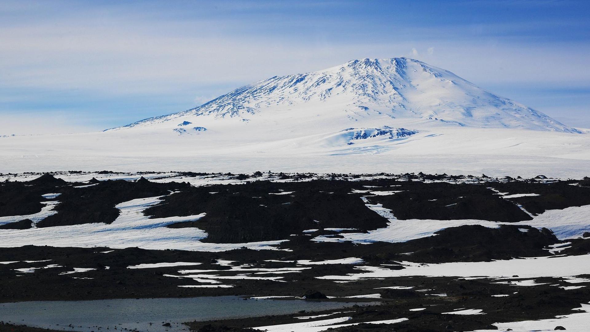 Eine Eislandschaft in der Antarktis, im Hintergrund der Mount Erebus auf Ross Island Eine Eislandschaft in der Antarktis, im Hintergrund der Mount Erebus auf Ross Island