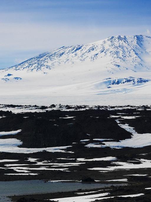 Eine Eislandschaft in der Antarktis, im Hintergrund der Mount Erebus auf Ross Island Eine Eislandschaft in der Antarktis, im Hintergrund der Mount Erebus auf Ross Island