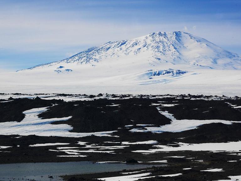 Eine Eislandschaft in der Antarktis, im Hintergrund der Mount Erebus auf Ross Island Eine Eislandschaft in der Antarktis, im Hintergrund der Mount Erebus auf Ross Island