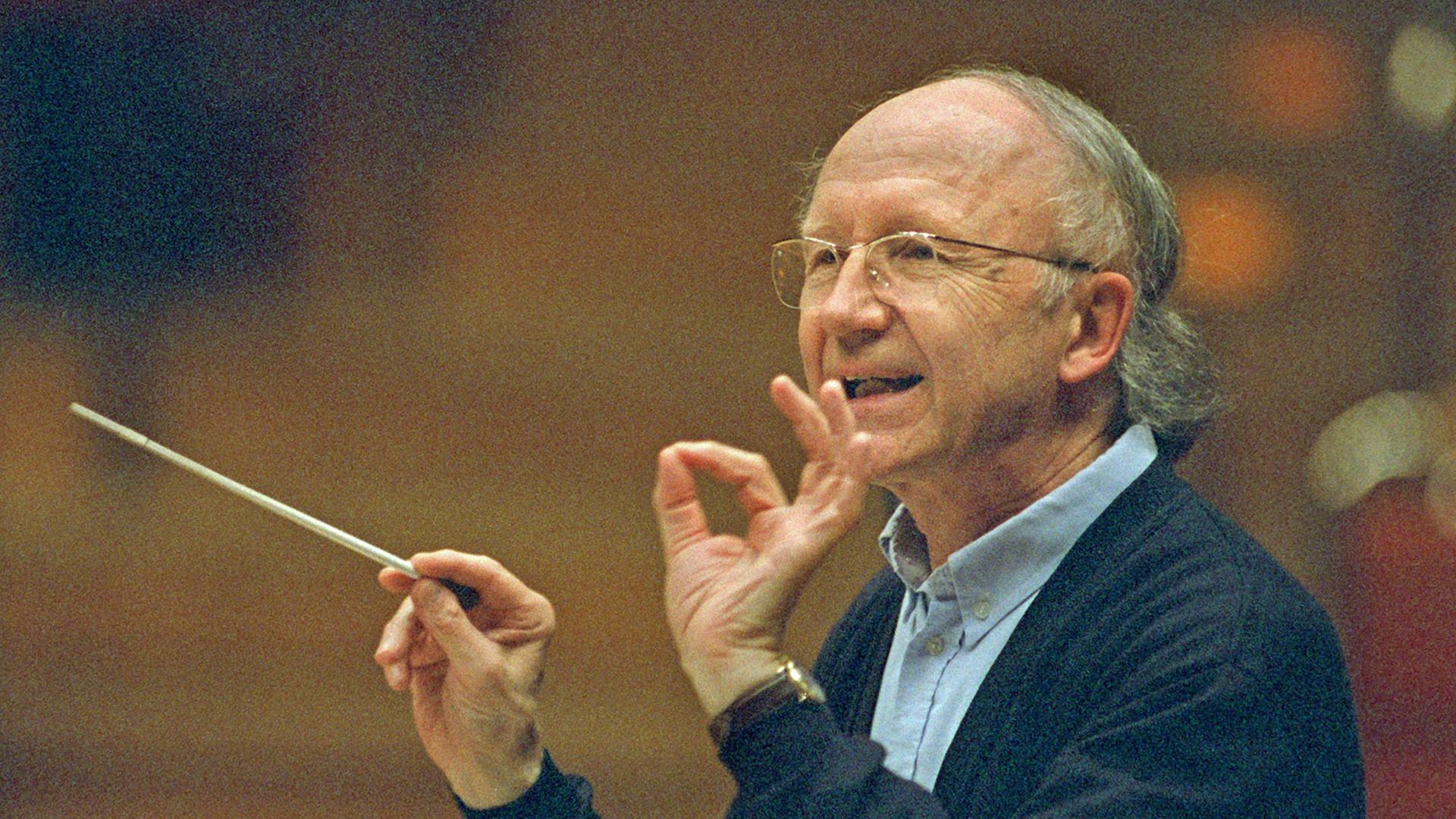 Heinz Holliger, Schweizer Dirigent, Komponist und Oboist, aufgenommen am 02.05.2004 bei einer Pobe in Köln. Heinz Holliger, Schweizer Dirigent, Komponist und Oboist, aufgenommen am 02.05.2004 bei einer Pobe in Köln.
