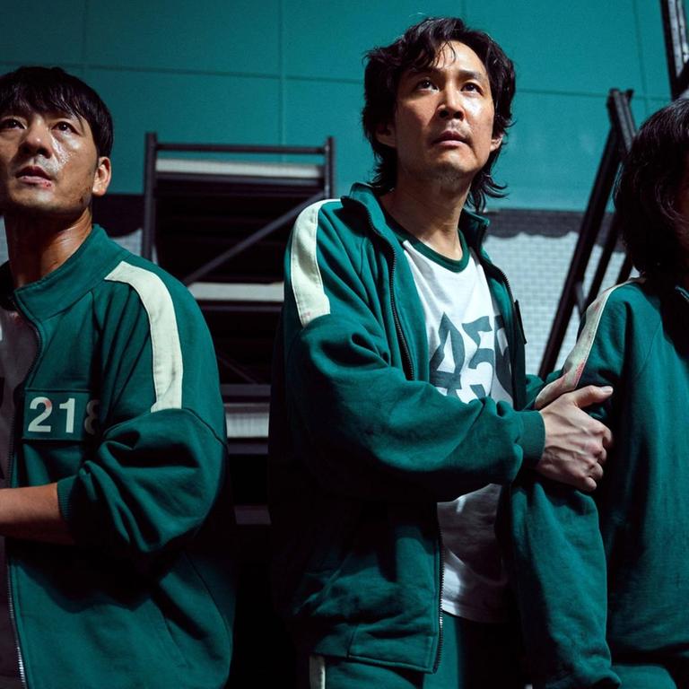 Szene aus dem Überlebenskampfspiel "Squid Game" mit: Lee Jung-jae, Greg Chun, Stephen Fu. Netflix Serie aus Südkorea, 2021.