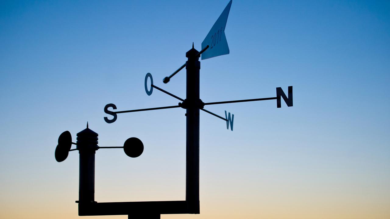 Eine Wetterstation mit Windmesser und Wetterfahne im Sonnenuntergang an der Besucherplattform des Aussichtsturmes in den Rauenschen Bergen 