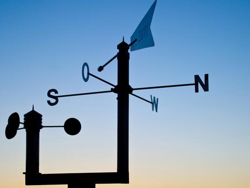 Eine Wetterstation mit Windmesser und Wetterfahne im Sonnenuntergang an der Besucherplattform des Aussichtsturmes in den Rauenschen Bergen