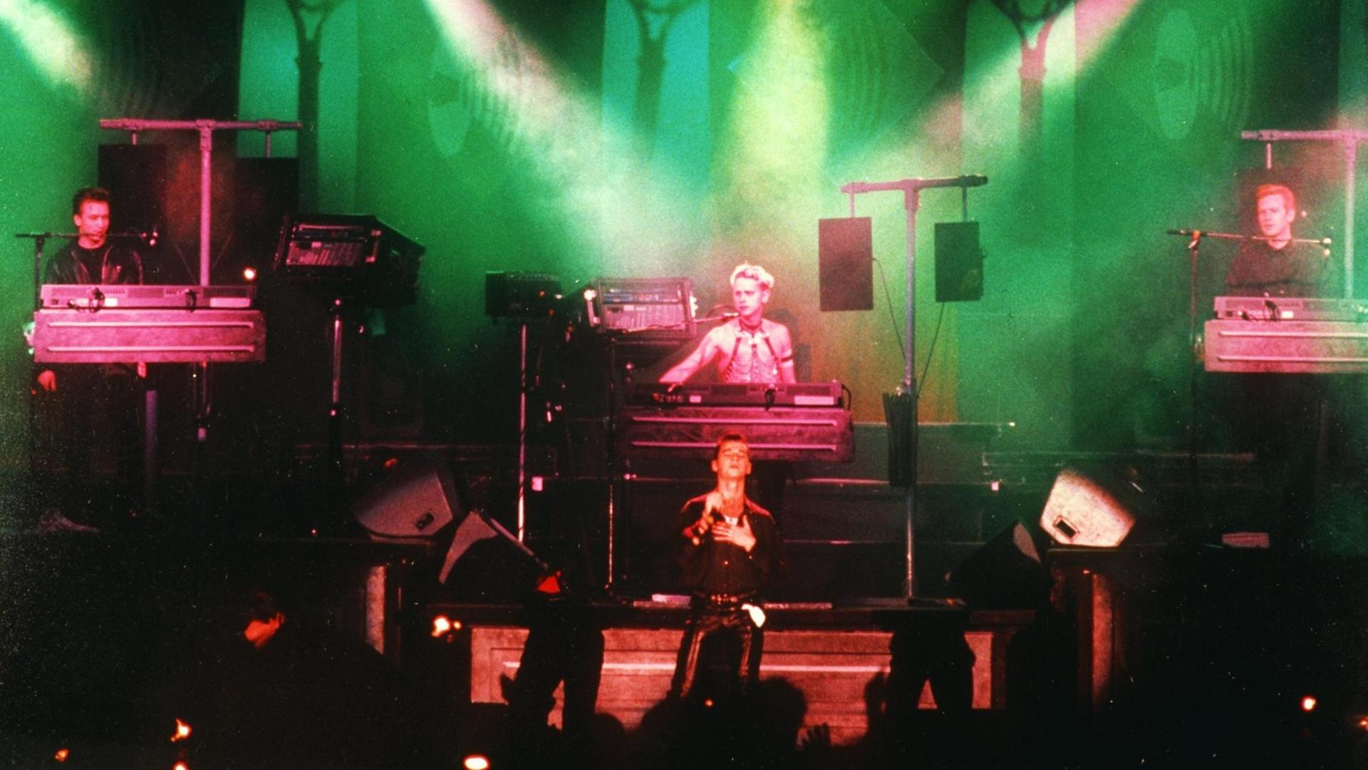 Die britische Popband Depeche Mode bei ihrem Konzert in Ostberlin in der Werner Seelenbinder-Halle im März 1988. Die Bandmitglieder v. l-r: Alan Wilder, Martin Gore, Sänger Dave Gahan und Andy Fletcher.
