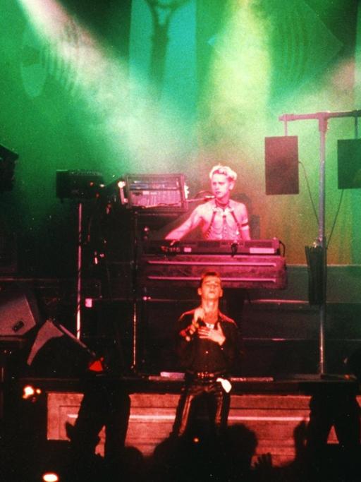 Die britische Popband Depeche Mode bei ihrem Konzert in Ostberlin in der Werner Seelenbinder-Halle im März 1988. Die Bandmitglieder v. l-r: Alan Wilder, Martin Gore, Sänger Dave Gahan und Andy Fletcher.