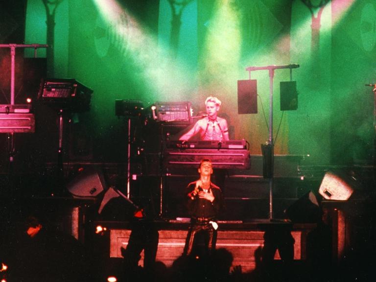 Die britische Popband Depeche Mode bei ihrem Konzert in Ostberlin in der Werner Seelenbinder-Halle im März 1988. Die Bandmitglieder v. l-r: Alan Wilder, Martin Gore, Sänger Dave Gahan und Andy Fletcher.