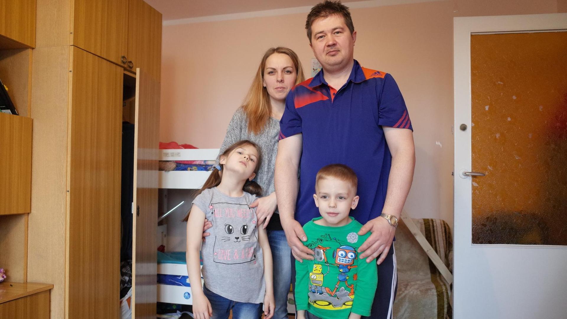 Familie Schtschokotow in ihrer Zweizimmerwohnung in Warschau Familie Schtschokotow in ihrer Zweizimmerwohnung in Warschau