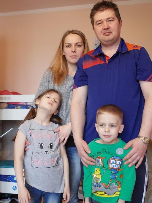 Familie Schtschokotow in ihrer Zweizimmerwohnung in Warschau