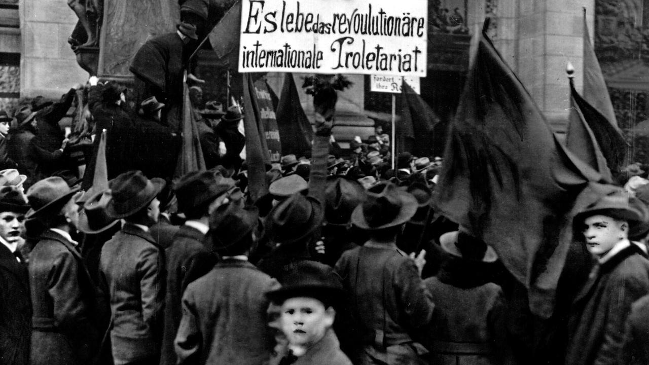 Sturz des Kaiserreichs: Demonstration junger Arbeiter vor dem Abgeordnetenhaus in Berlin im November 1918. 