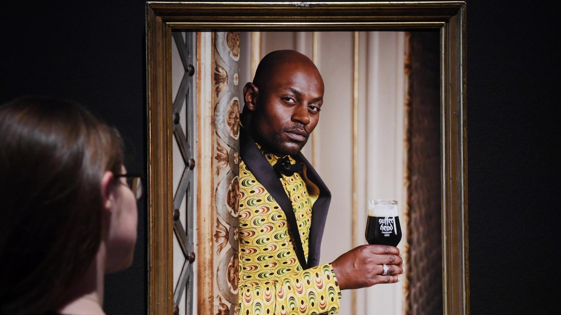 In der Staatlichen Kunsthalle Baden-Baden ist unter anderem das Werk "Wer hat Angst vor Schwarz?" aus der Serie: "Sufferhead Original" aus dem Jahr 2017 von dem nigerianischen Künstler Emeka Ogboh zu sehen. In der Staatlichen Kunsthalle Baden-Baden ist unter anderem das Werk "Wer hat Angst vor Schwarz?" aus der Serie: "Sufferhead Original" aus dem Jahr 2017 von dem nigerianischen Künstler Emeka Ogboh zu sehen.