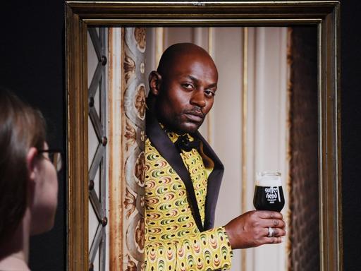 In der Staatlichen Kunsthalle Baden-Baden ist unter anderem das Werk "Wer hat Angst vor Schwarz?" aus der Serie: "Sufferhead Original" aus dem Jahr 2017 von dem nigerianischen Künstler Emeka Ogboh zu sehen.