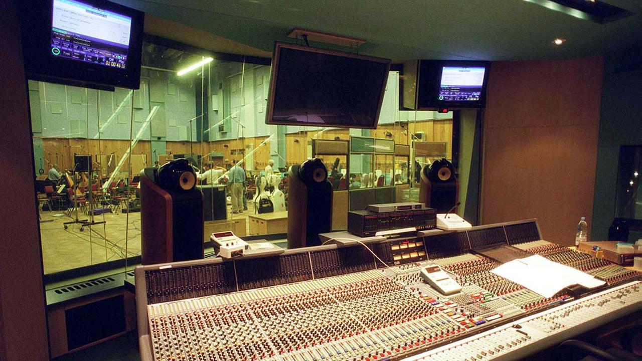 Blick vom Regieraum in einen Aufnahmeraum des Abbey Road Studios in London (aufgenommen am 10.7.2001). Die Studios wurde 1960 durch die Beatles berühmt.