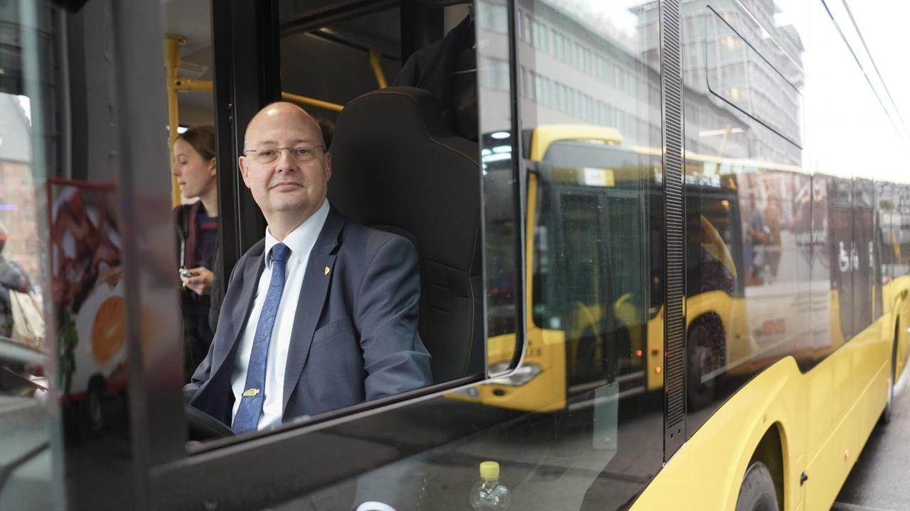 04.01.2019, Berlin: BVG-Buschef Torsten Mareck im Rahmen einer Testfahrt in einem elektrischen Bus. Im Frühjahr 2019 sollen die ersten Serien-E-Busse in Berlin eintreffen. Foto: Jörg Carstensen/dpa | Verwendung weltweit 04.01.2019, Berlin: BVG-Buschef Torsten Mareck im Rahmen einer Testfahrt in einem elektrischen Bus. Im Frühjahr 2019 sollen die ersten Serien-E-Busse in Berlin eintreffen. Foto: Jörg Carstensen/dpa | Verwendung weltweit
