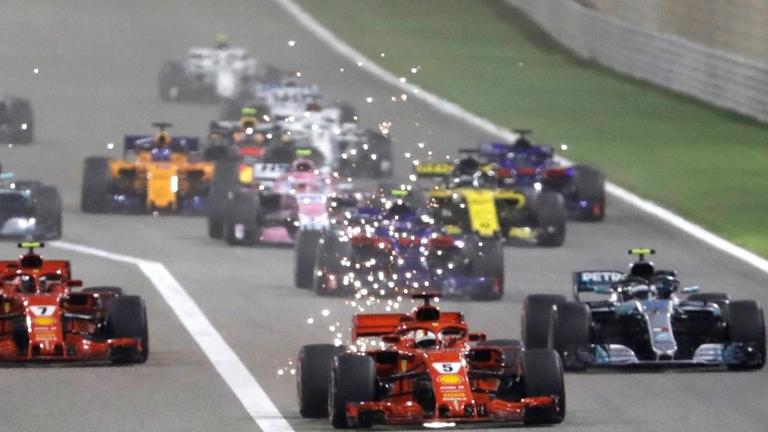 Bei der "Formel 1" fahren die Fahrer ein Rennen in schnellen Autos. Bei der "Formel 1" fahren die Fahrer ein Rennen in schnellen Autos.