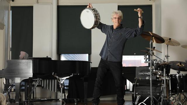 Stewart Copeland in seinem Studio in Chicago im Februar 2017 inmitten seiner Instrumente