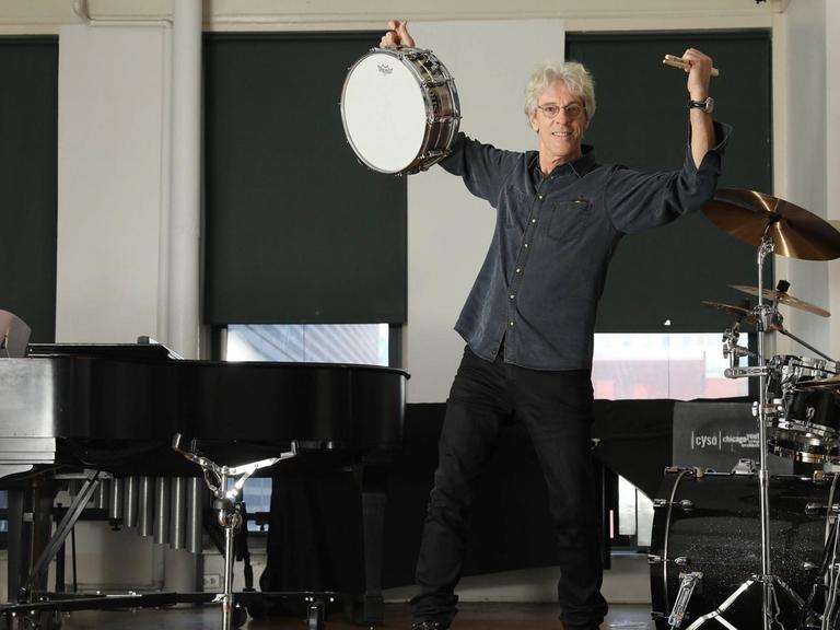 Stewart Copeland in seinem Studio in Chicago im Februar 2017 inmitten seiner Instrumente