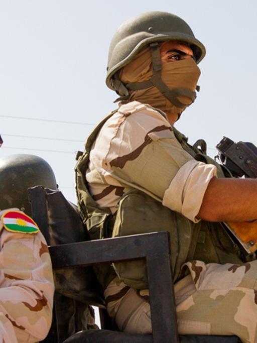 Peschmerga Einheiten machen sich auf, um gegen IS in Stellung zu gehen.