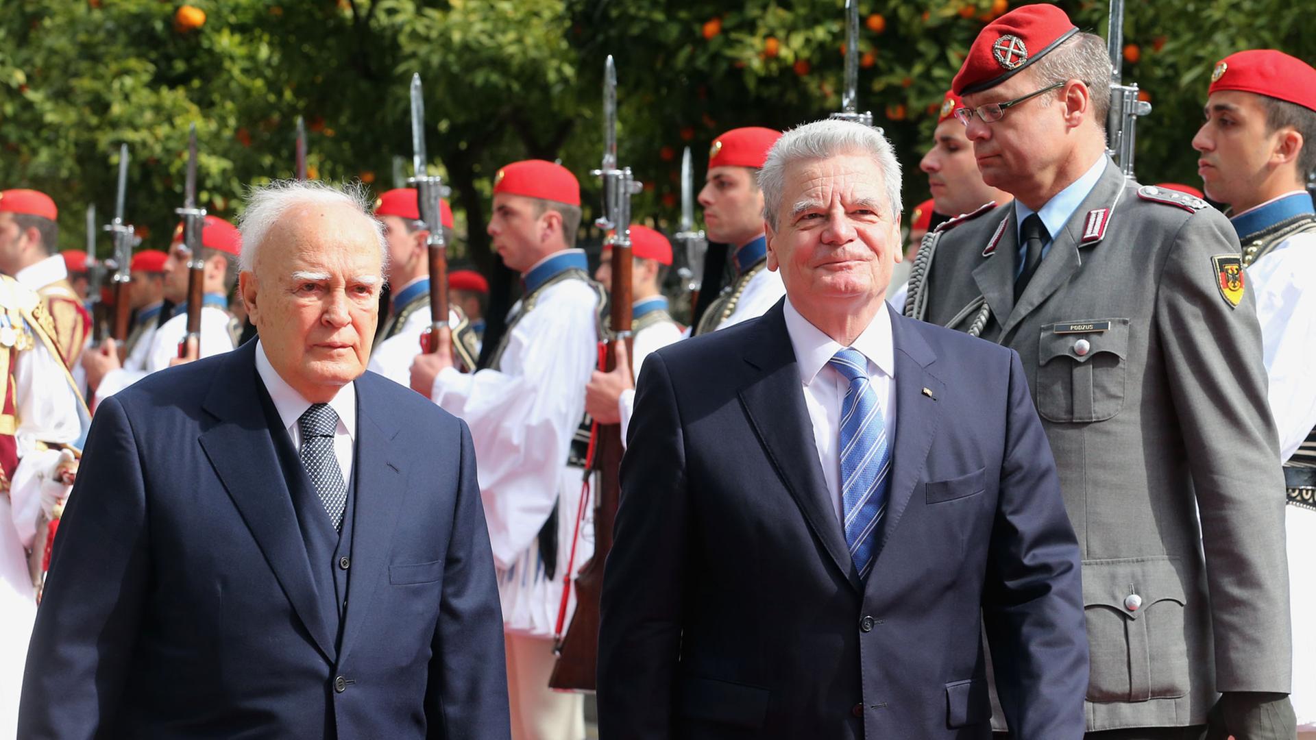 Bundespräsident Joachim Gauck wird am 06.03.2014 in Athen mit militärischen Ehren empfangen. Bundespräsident Joachim Gauck wird am 06.03.2014 in Athen mit militärischen Ehren empfangen.