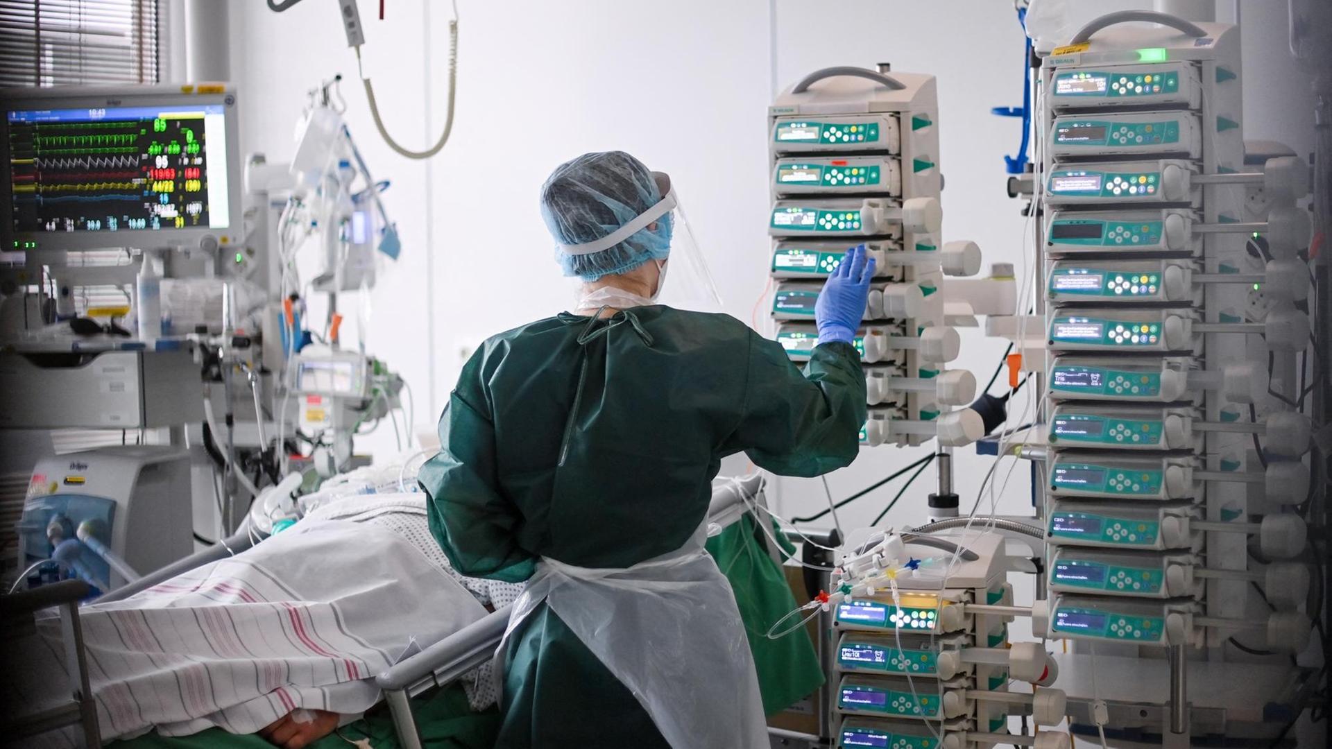 Eine Krankenschwester kümmert sich auf der Intensivstation um einen Covid-19-Patienten.