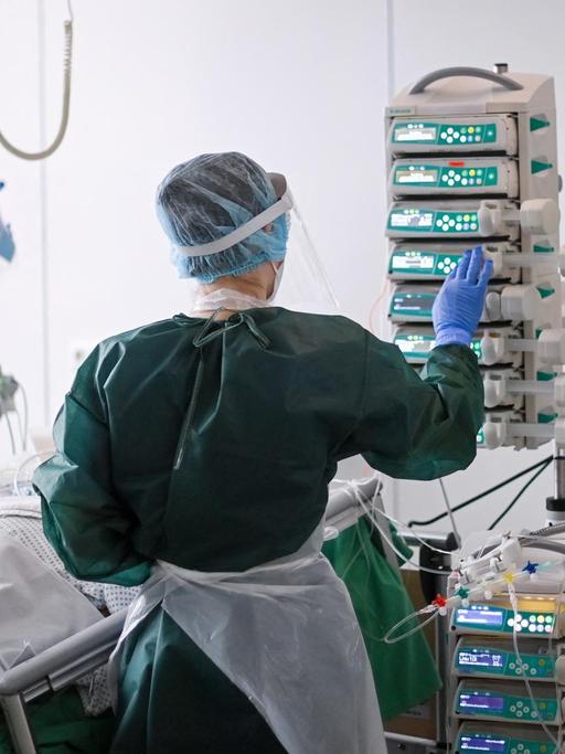 Eine Krankenschwester kümmert sich auf der Intensivstation um einen Covid-19-Patienten.