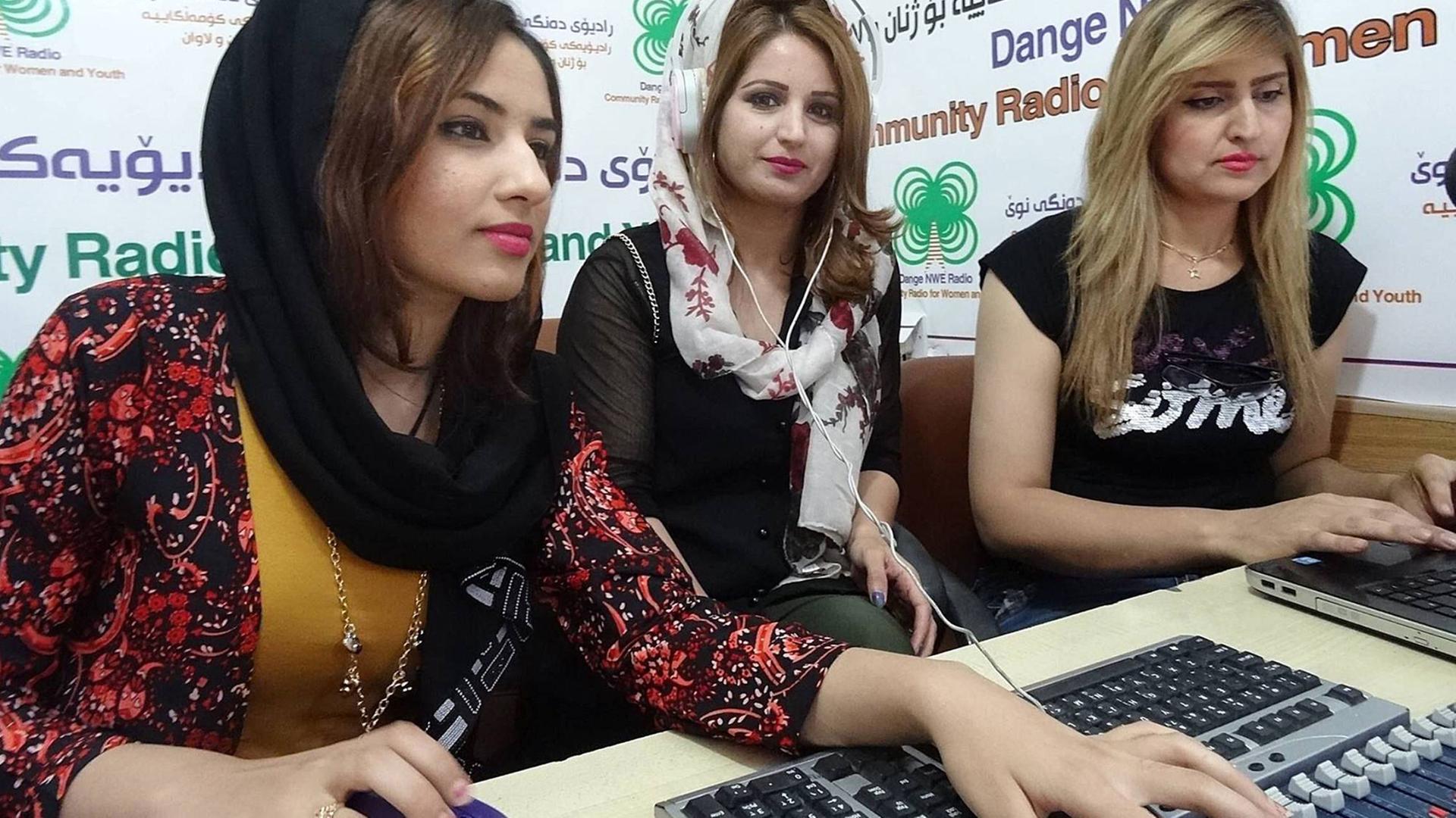 In Halabdscha machen drei Frauen engagiert Radio, vor allem für Flüchtlinge und andere Frauen In Halabdscha machen drei Frauen engagiert Radio, vor allem für Flüchtlinge und andere Frauen