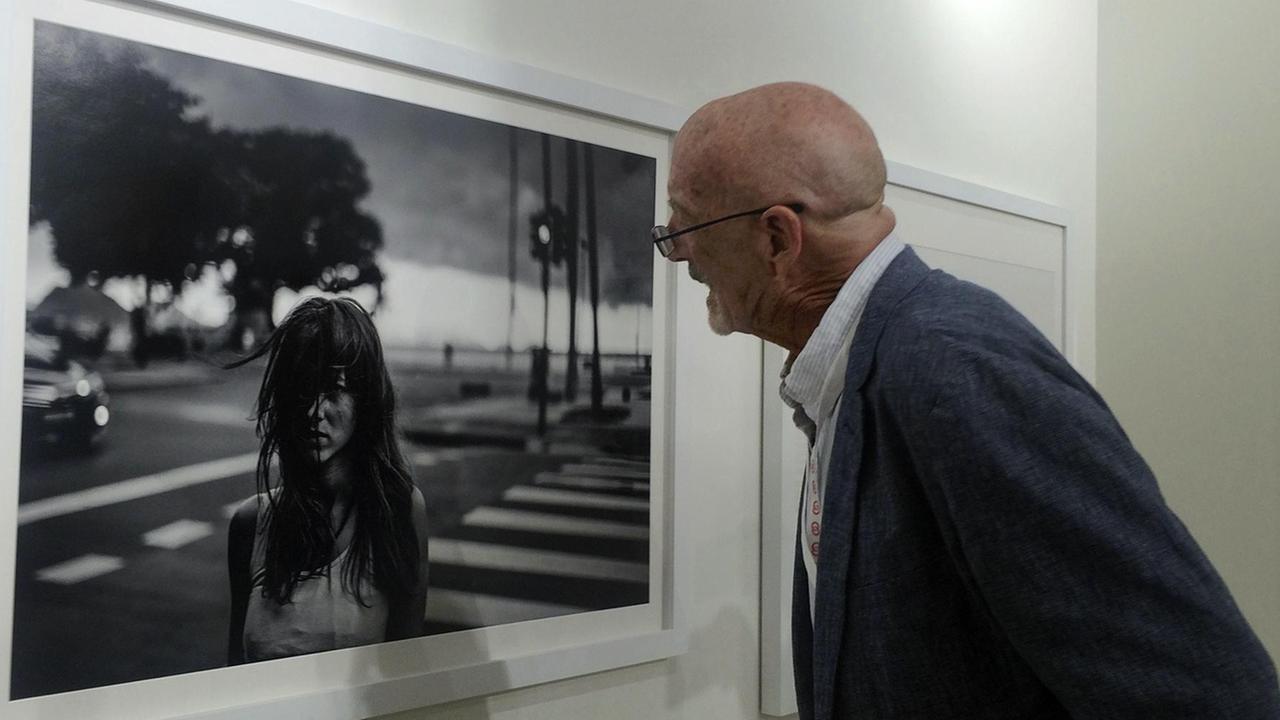 Magnum-Fotograf David Alan Harvey schaut sich bei einer Ausstellung eines seiner Fotos genauer an. Magnum-Fotograf David Alan Harvey schaut sich bei einer Ausstellung eines seiner Fotos genauer an.