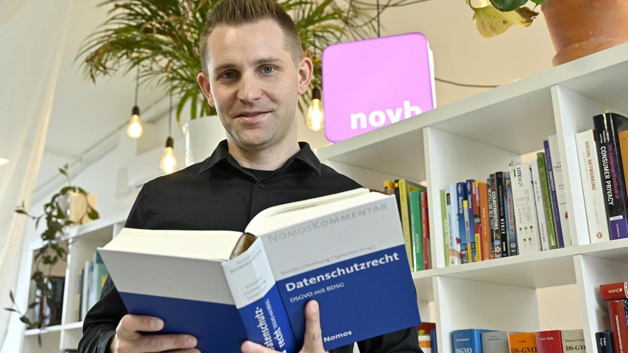 Der österreichische Jurist Schrems in seinem Wiener Büro mit einem Buch über Datenschutzrecht Der österreichische Jurist Schrems in seinem Wiener Büro mit einem Buch über Datenschutzrecht