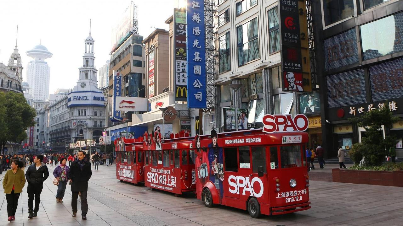 Die Nanjing-Einkaufsstraße in Shanghai. Die Nanjing-Einkaufsstraße in Shanghai.