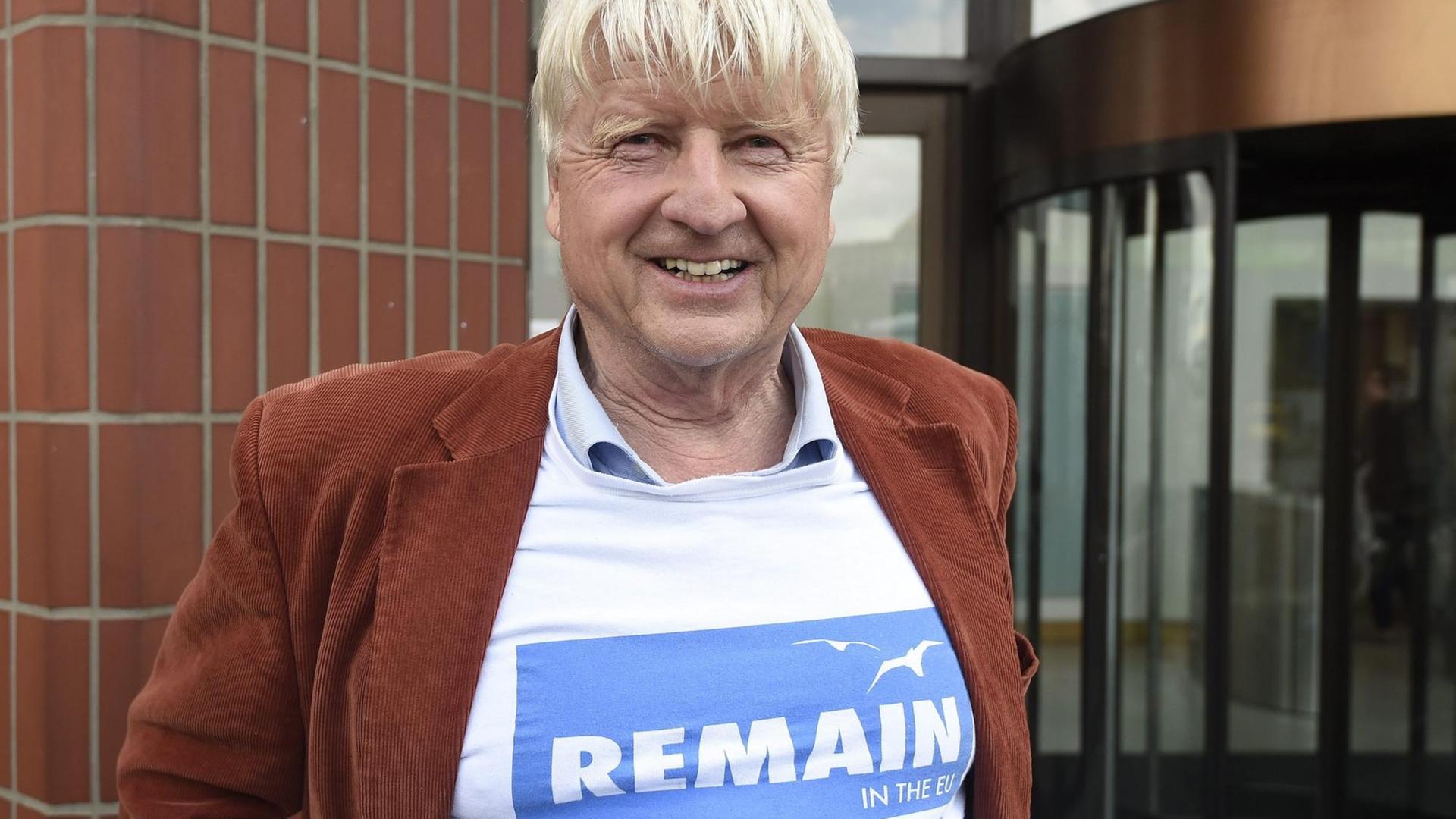 Boris Johnsons Vater trägt ein T-Shirt mit dem Aufdruck "Remain in the EU". Boris Johnsons Vater trägt ein T-Shirt mit dem Aufdruck "Remain in the EU".