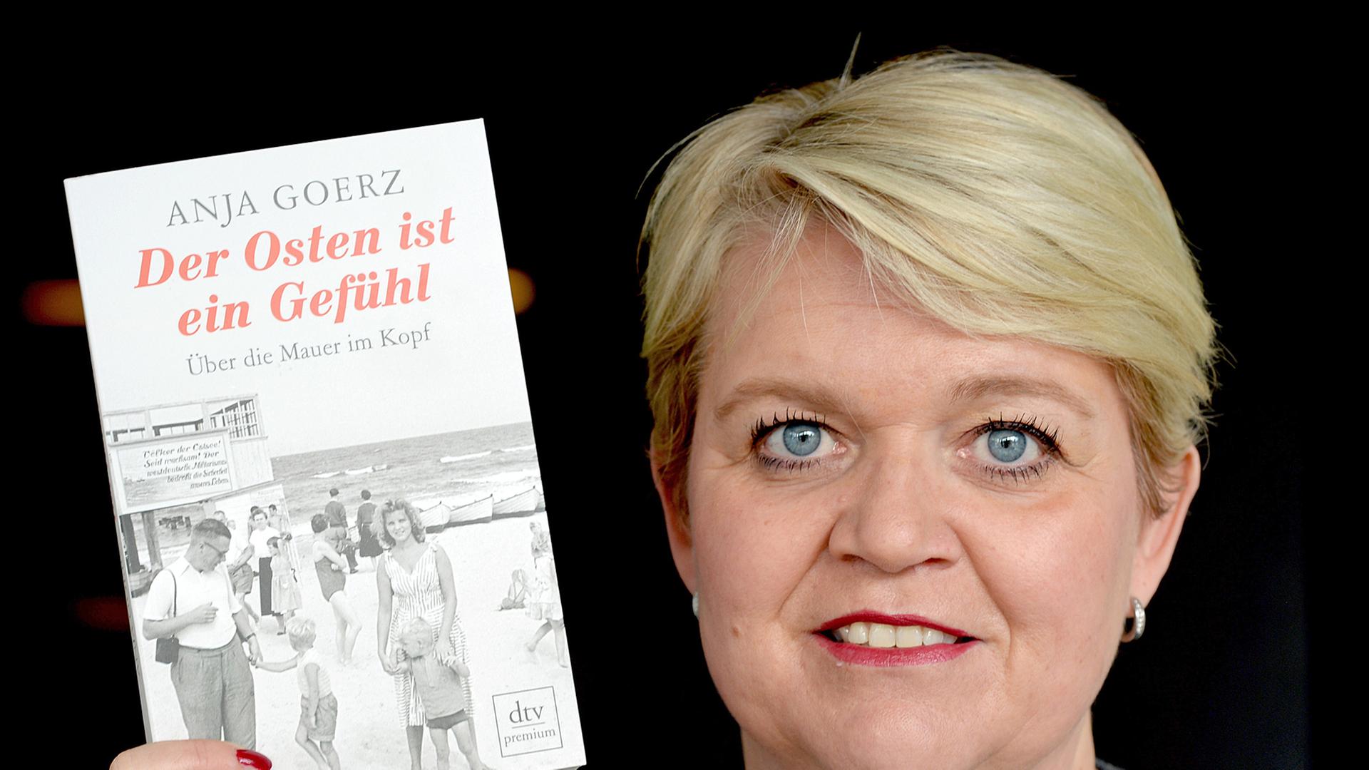 Die Autorin Anja Goerz posiert am 15.04.2014 in Kleinmachnow (Brandenburg) mit ihrem Buch "Der Osten ist ein Gefühl". Die Autorin Anja Goerz posiert am 15.04.2014 in Kleinmachnow (Brandenburg) mit ihrem Buch "Der Osten ist ein Gefühl".