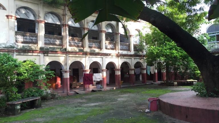 Innenhof eines Sterbehauses in Varanasi