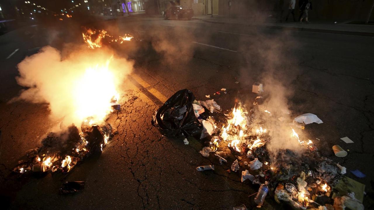 Müll und Container brennen nach Protesten gegen die Wahl von Donald Trump zum US-Präsidenten in Oakland. Müll und Container brennen nach Protesten gegen die Wahl von Donald Trump zum US-Präsidenten in Oakland.